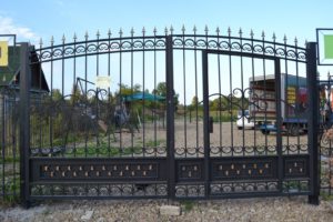 Ворота «ОСАТ 15-52 со вставкой сетка» со встроенной калиткой